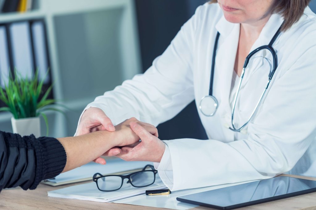 Three signs that you need carpal tunnel syndrome treatment shutterstock 524468494 carpal tunnel treatment