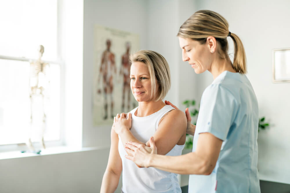 Elbow hyperextension injury: 9 signs and treatments