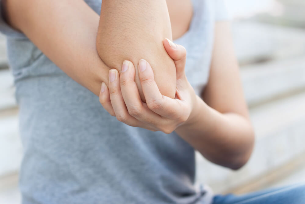 Sleeping with tennis elbow and other tips for getting by while recovering shutterstock 401655985 Sleeping with tennis elbow and other tips for getting by while recovering