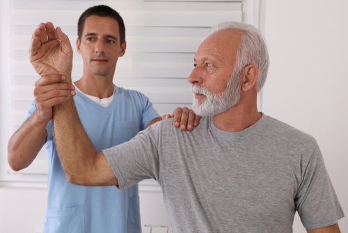 4 symptoms of shoulder impingement to be on the lookout for