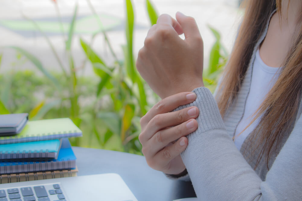 Why do I have pain on the outside of my wrist? shutterstock 731237974 Why do I have pain on the outside of my wrist?