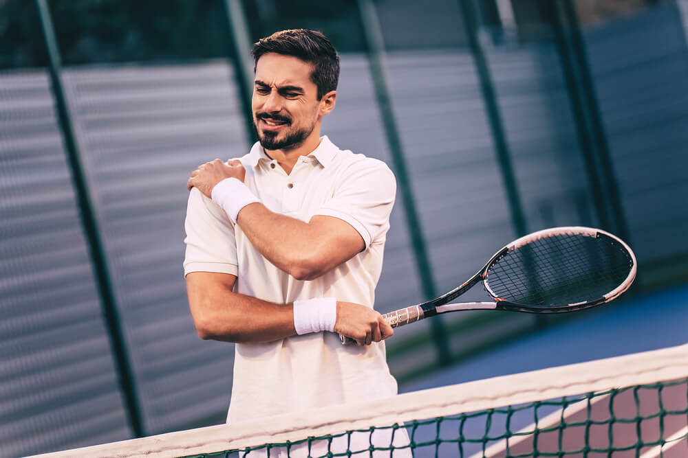 Three causes of pain in the upper right part of your shoulder blade shutterstock 735674986 Three causes of pain in the upper right part of your shoulder blade