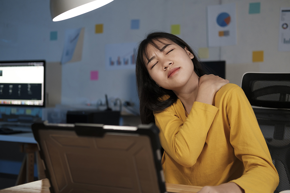5 feasible explanations for that burning sensation in your neck and shoulder young woman overtime work and feel shoulder and ne 2021 09 24 19 31 07 utc 5 feasible explanations for that burning sensation in your neck and shoulder