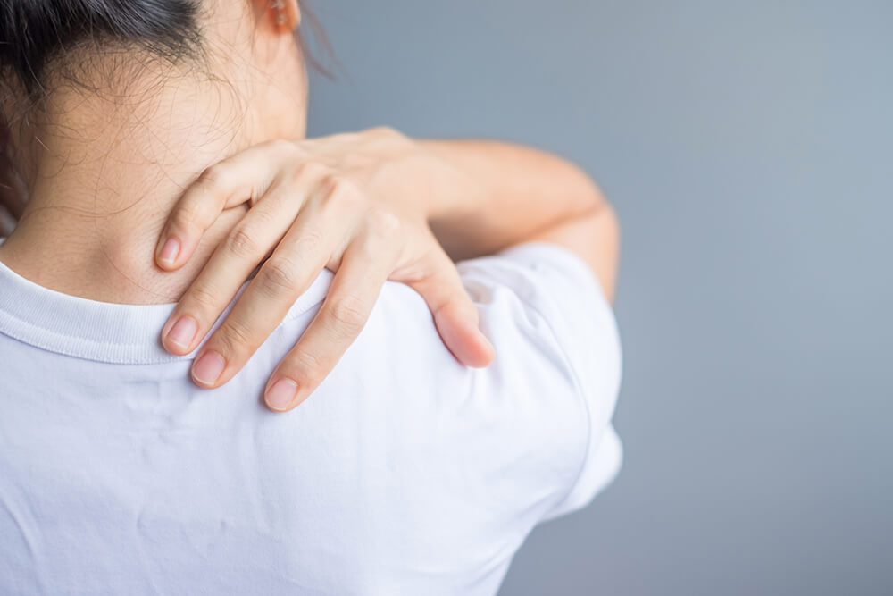 Shoulder pain radiating down arm: Causes and treatments woman with her shoulder sprain shoulder ache sca 2022 11 07 22 25 31 utc Shoulder pain radiating down arm: Causes and treatments