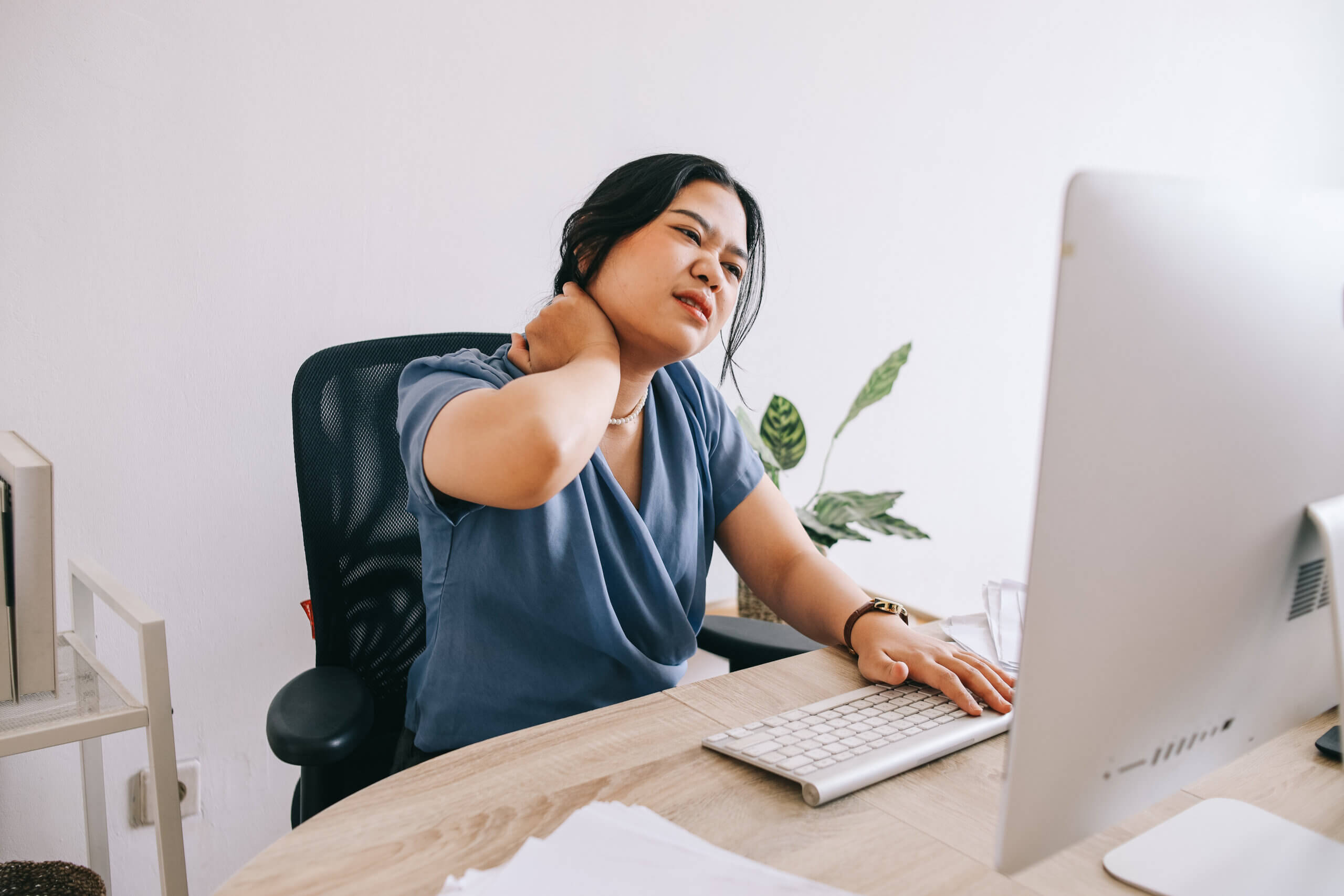 4 things to expect in a physical therapy session for neck pain businesswoman suffer from neck p 2023 11 02 21 21 19 utc scaled 1 4 things to expect in a physical therapy session for neck pain